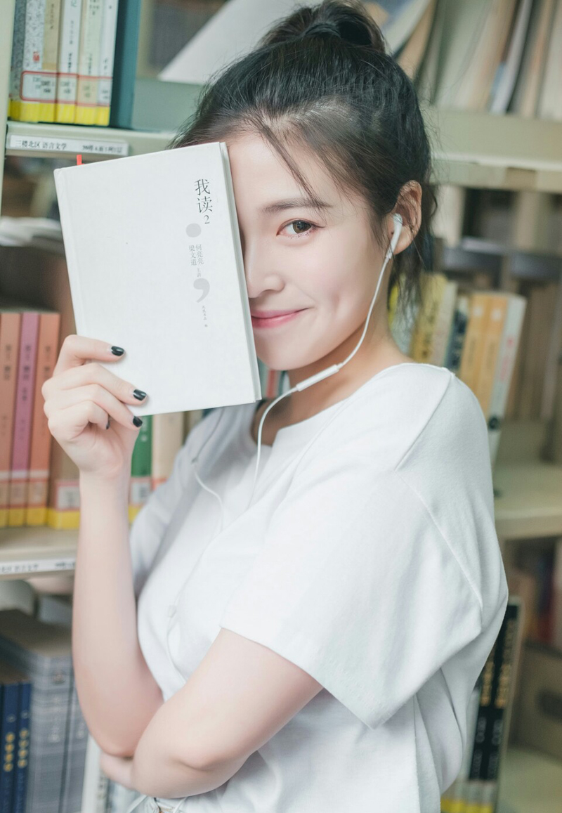 有一天友谊和爱情碰见。爱情问友谊：世上有我了，为什么还要有你的存在？友谊笑着说：爱情会让人们流泪，而友谊的存在就是帮人们擦干眼泪。朋友就是：偶尔会为你忧虑给你关心替你懆心想你开心逗你开心请你放心。